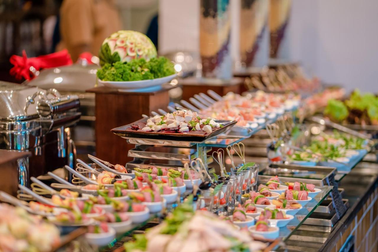 Allegro Hoi An . A Little Luxury Hotel & Spa Экстерьер фото A buffet at a hotel