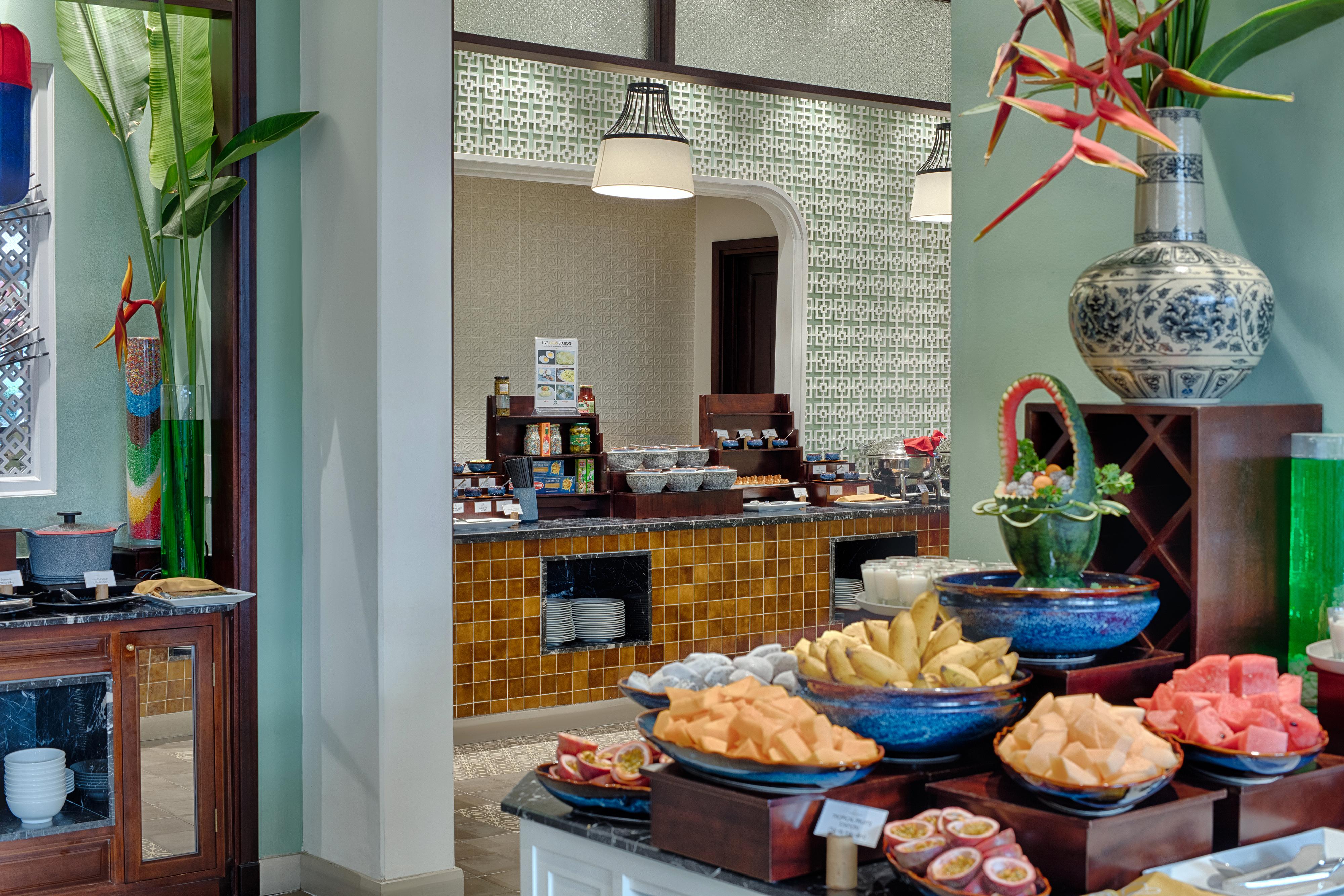 Allegro Hoi An . A Little Luxury Hotel & Spa Экстерьер фото A buffet at a hotel