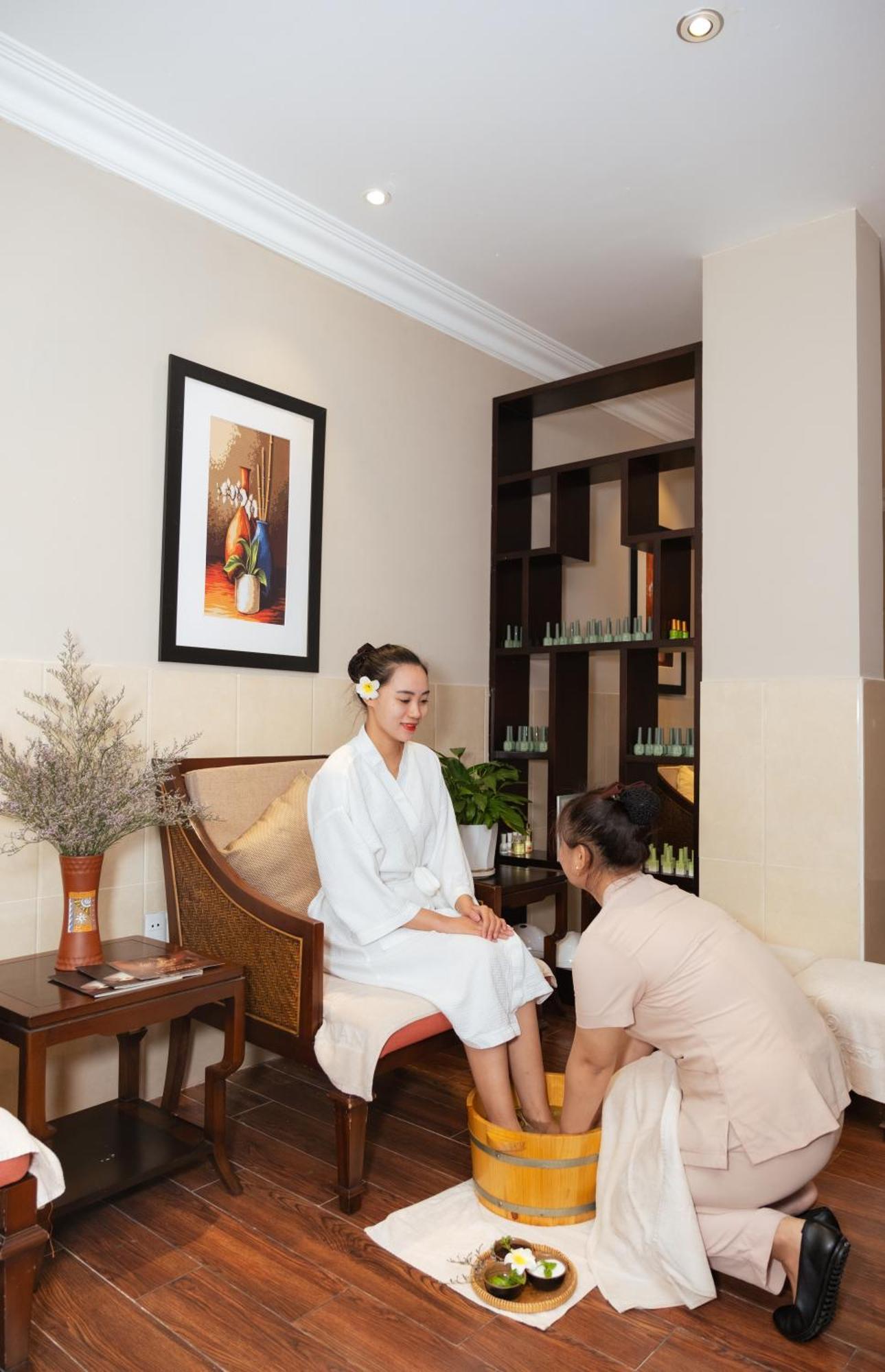 Allegro Hoi An . A Little Luxury Hotel & Spa Экстерьер фото A foot massage