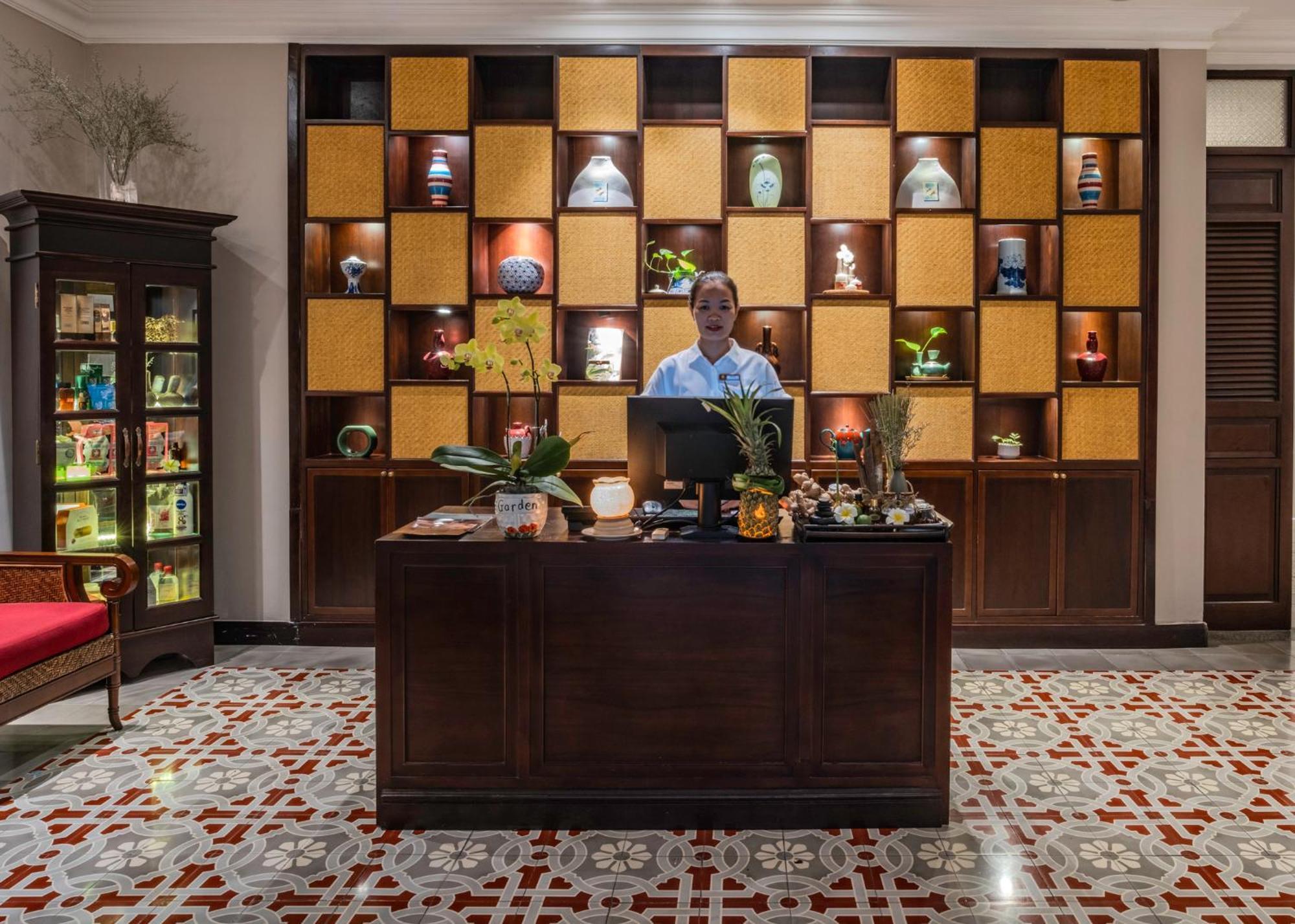 Allegro Hoi An . A Little Luxury Hotel & Spa Экстерьер фото Reception desk at the hotel