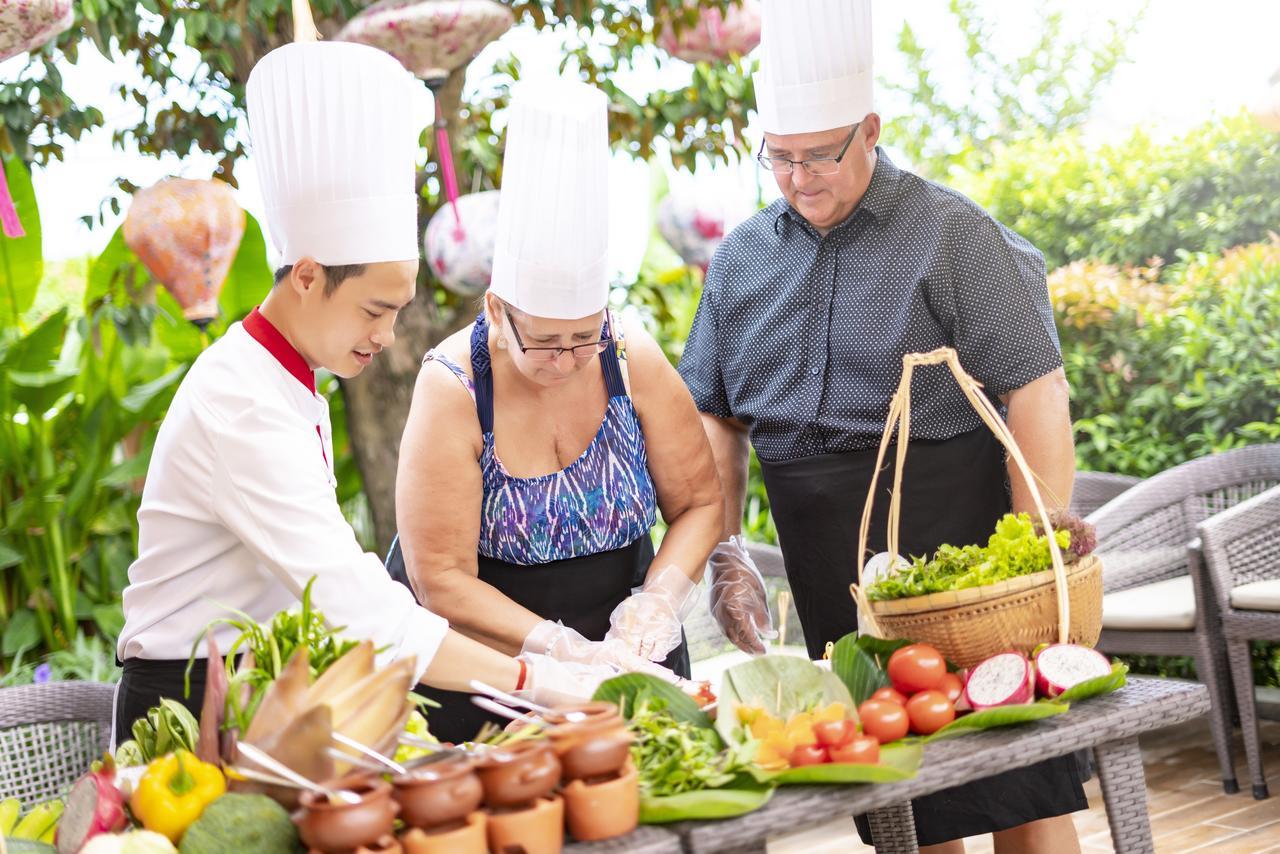 Allegro Hoi An . A Little Luxury Hotel & Spa Экстерьер фото A couple learning to cook Thai cuisine
